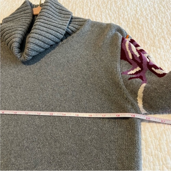 Cabi Women's Eden Pullover Sweater
Turtleneck Floral Bell Sleeves Sz M worn <5X - Picture 9 of 10